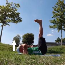 Crunch mit gestreckten Beinen