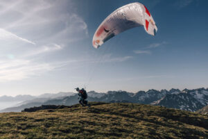 Red Bull X-Alps 2025: Die ersten Athleten rund um den Österreicher Simon Oberrauner erreichen Les 2 Alpes