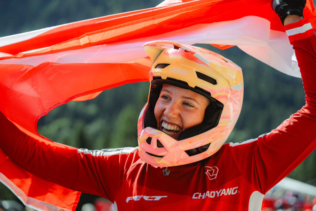 Mountainbike-Weltmeisterschaften in der Schweiz: Juniorin Rosa Zierl saust zu Downhill-Gold, Mitterwallner radelt nach sieben Stunden zu Bronze im Marathon