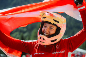 Mountainbike-Weltmeisterschaften in der Schweiz: Juniorin Rosa Zierl saust zu Downhill-Gold, Mitterwallner radelt nach sieben Stunden zu Bronze im Marathon